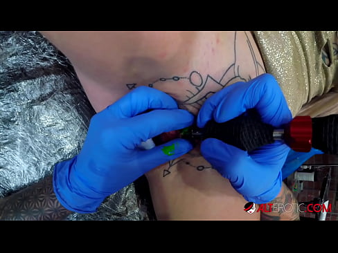 ❤️ E dashura jashtëzakonisht e bërë me tatuazhe, Sully Savage, bëri një tatuazh në klitorisin e saj ❤️❌ Video seksi në sq.pornxlxx.ru ☑